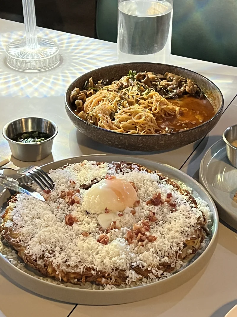 차돌 골뱅이 비빔면과 스위스 치즈 감자전