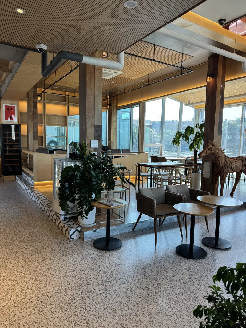 채그로 8층 내부 - 따뜻한 우드톤과 책이 가득한 감성적인 공간. (Check Grow 8th Floor - A cozy space filled with warm wood tones and books)