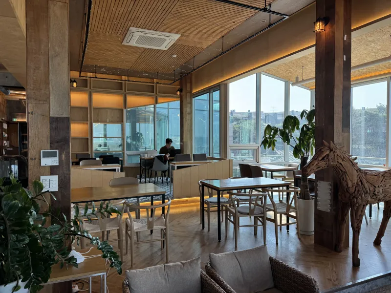 8층 북카페 라운지 - 넓은 좌석과 창가석이 마련된 메인 공간.