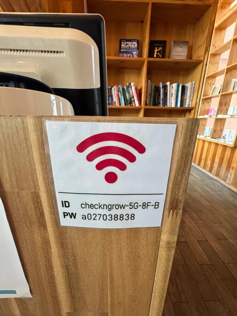 콘센트 이용 가능 - 노트북 작업 등을 위한 콘센트가 곳곳에 마련되어 있습니다 (와이파이 정보 사진 참고).