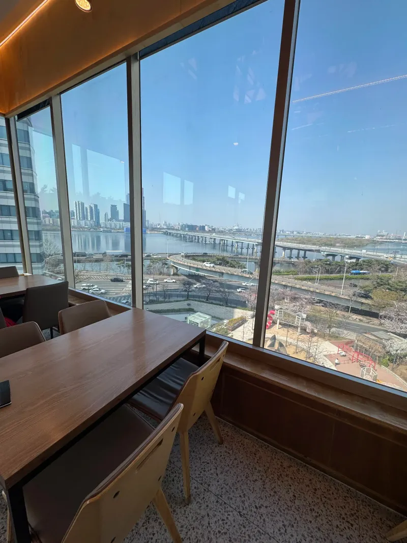 8층 한강뷰 - 어느 자리에서나 감상 가능한 아름다운 한강 전망.