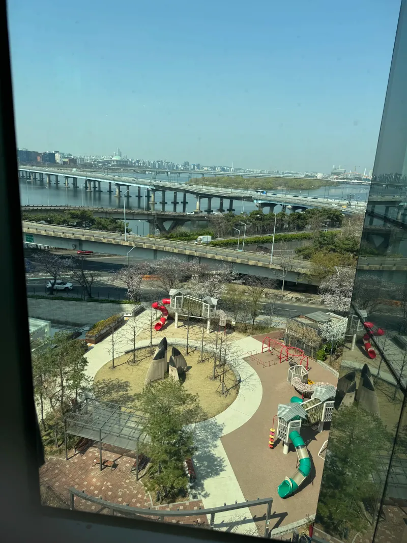 저녁 야경 감상 - 창밖으로 펼쳐지는 아름다운 서울 야경 (낮 사진 예시).