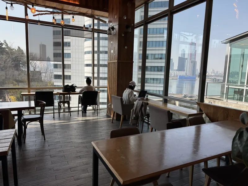 8층 창가 좌석 - 작업 또는 독서를 하며 뷰를 즐기기 좋은 자리.