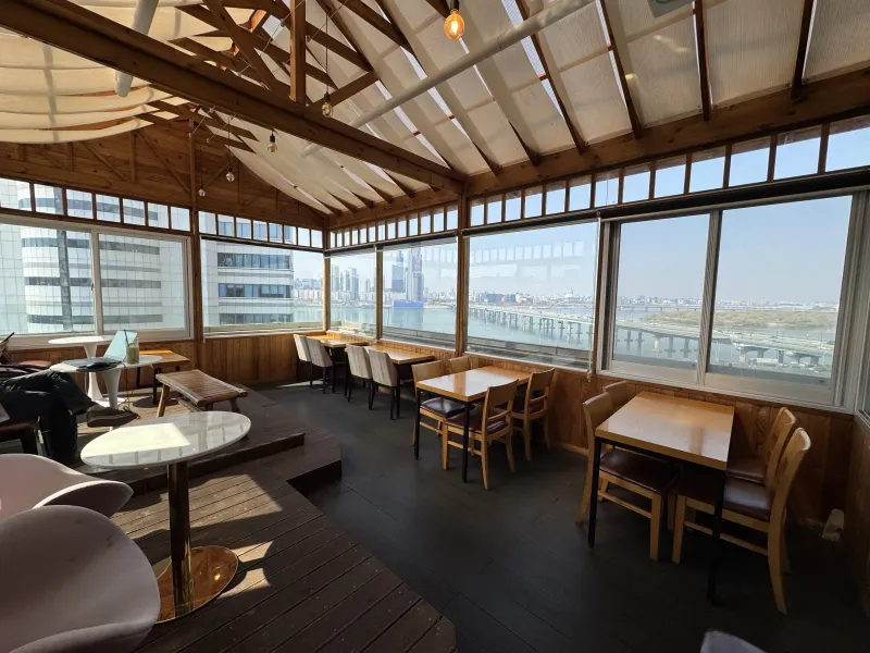 9층 다락방 느낌 좌석 - 신발 벗고 들어가는 아늑한 공간.