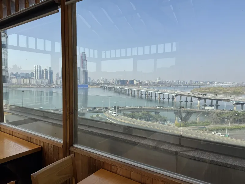 9층 한강 뷰 - 통창 너머로 보이는 시원한 한강 전망.