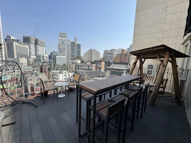 9층 루프탑 테라스 - 한강과 도시 풍경이 펼쳐지는 야외 공간.