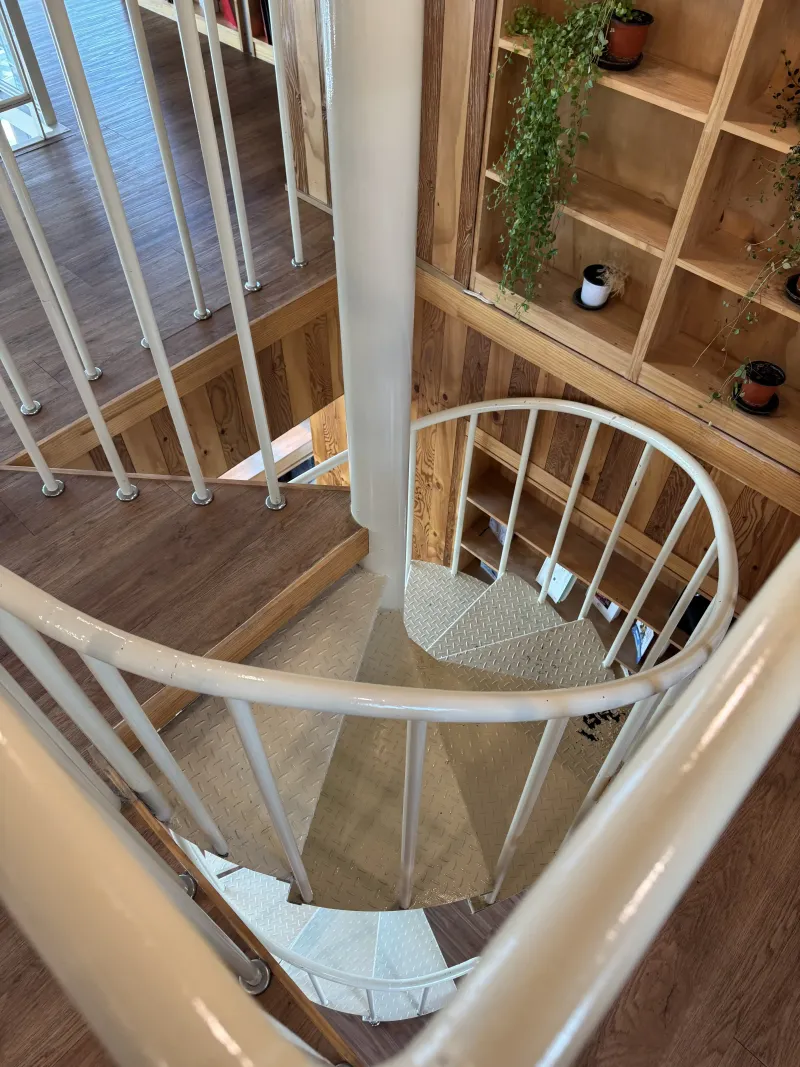 9층 나선형 계단 - 위층으로 향하는 독특한 디자인의 계단.