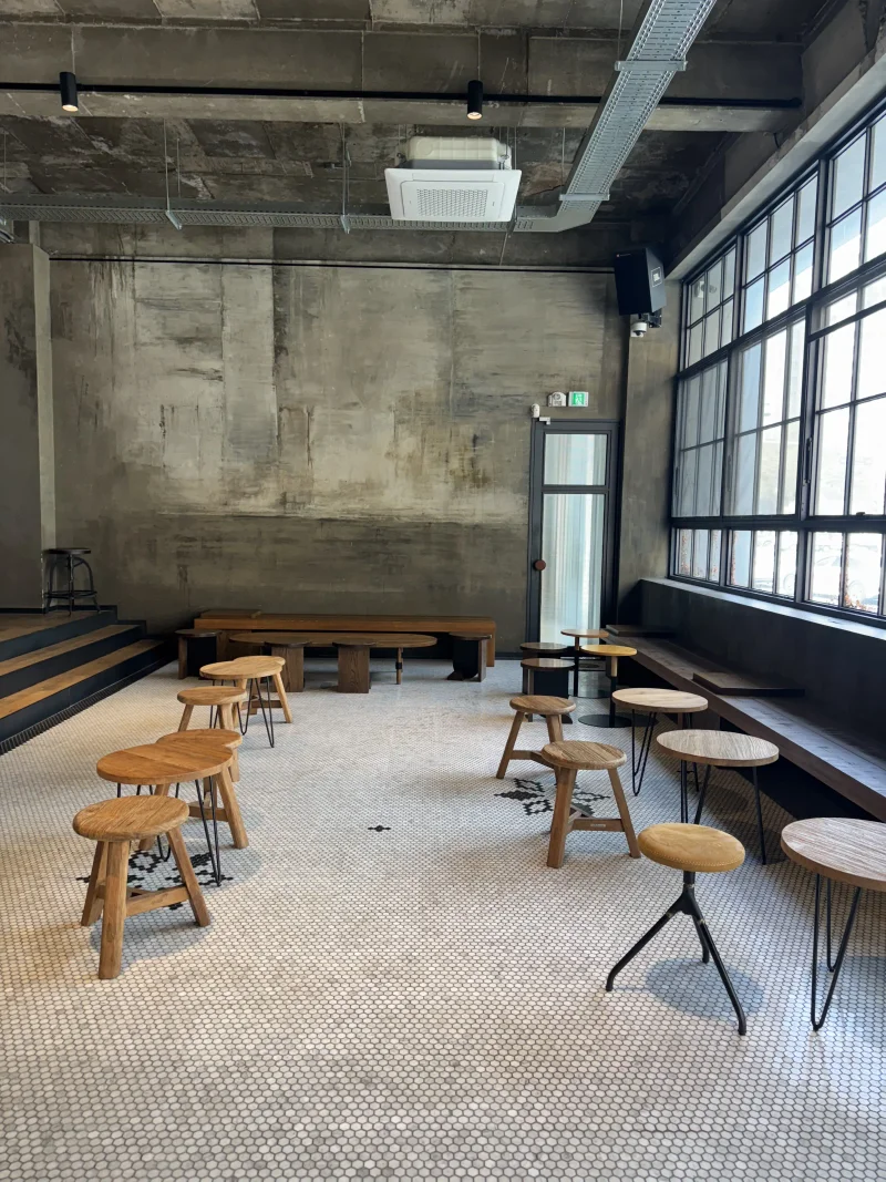 모던 인더스트리얼 인테리어 - 콘크리트 벽과 우드톤 가구, 타일 바닥
