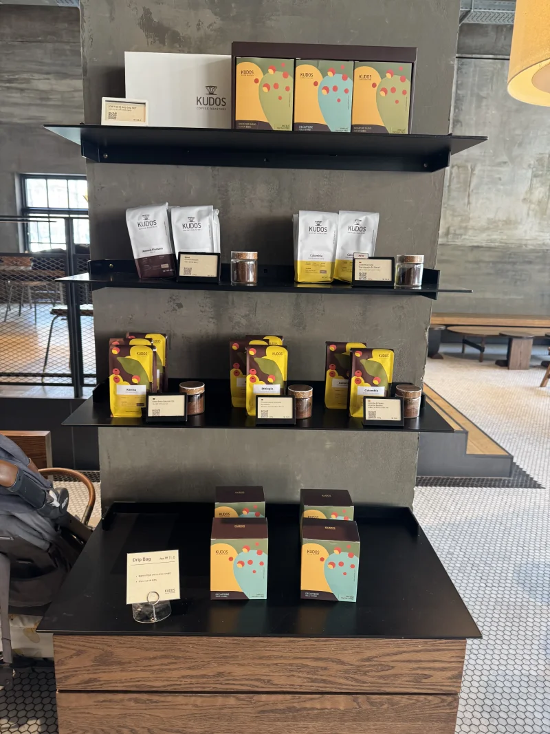 MD 상품 진열대 - Kudos Coffee 원두 등 판매