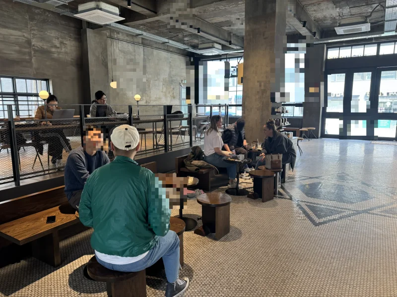 다양한 좌석과 손님들 모습