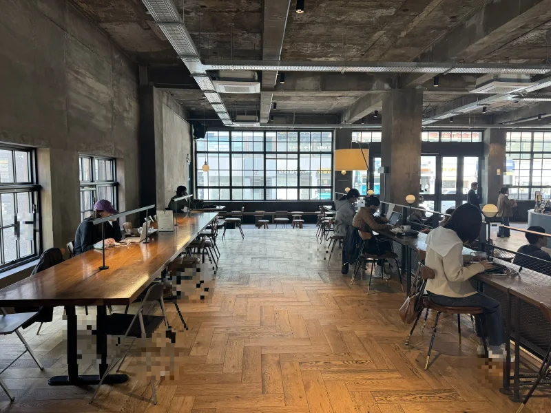 넓고 개방적인 내부 공간 - 높은 천장과 다양한 좌석