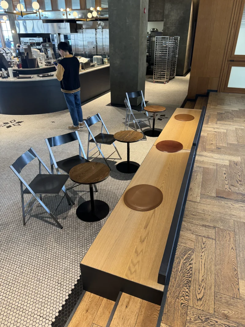 다양한 좌석 구성 - 벤치형 좌석과 테이블