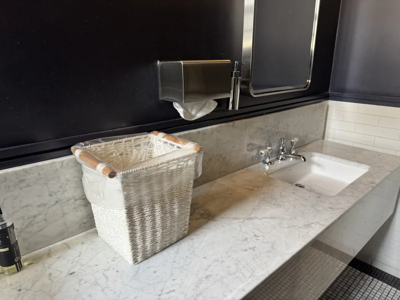 화장실 내부 - 휴지통 및 페이퍼 타월