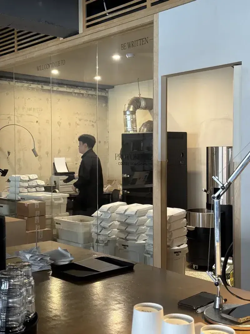 프로토콜 카페 로스터리에서 로스팅 중인 바리스타