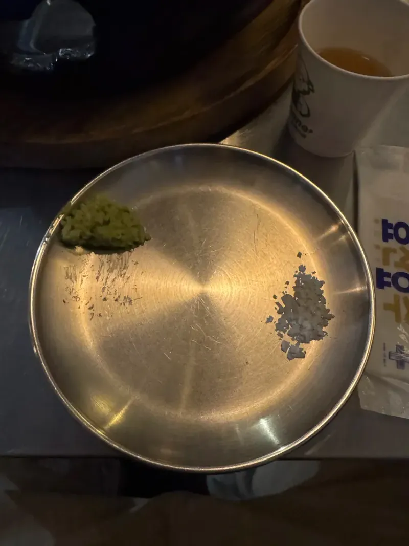 신촌 창돈 기본 제공 앞접시와 소금, 와사비