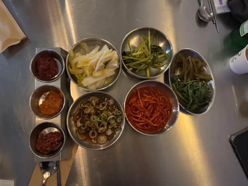 신촌 창돈의 다채로운 기본 반찬 - 파채, 백김치, 무생채, 궁채 장아찌 등