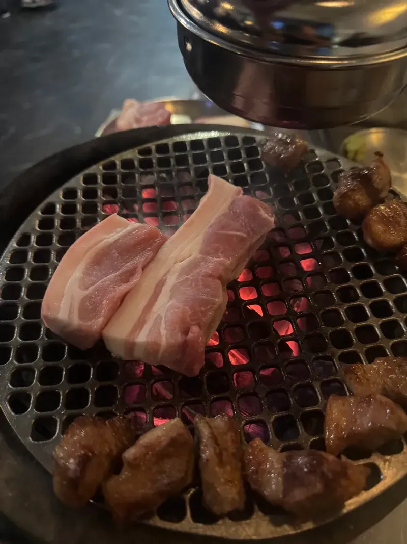 신선하고 영롱한 빛깔의 신촌 창돈 대표 메뉴 창돈살 (굽기 전)