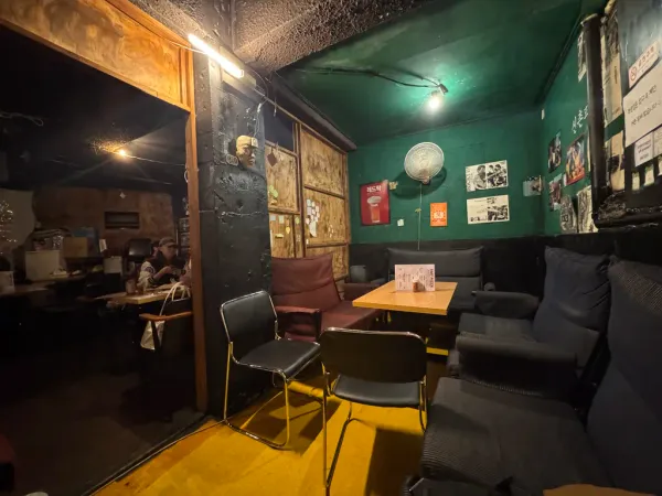 어두운 조명과 맞물려 몽환적인 분위기를 연출하며, 시각적인 즐거움을 더합니다.