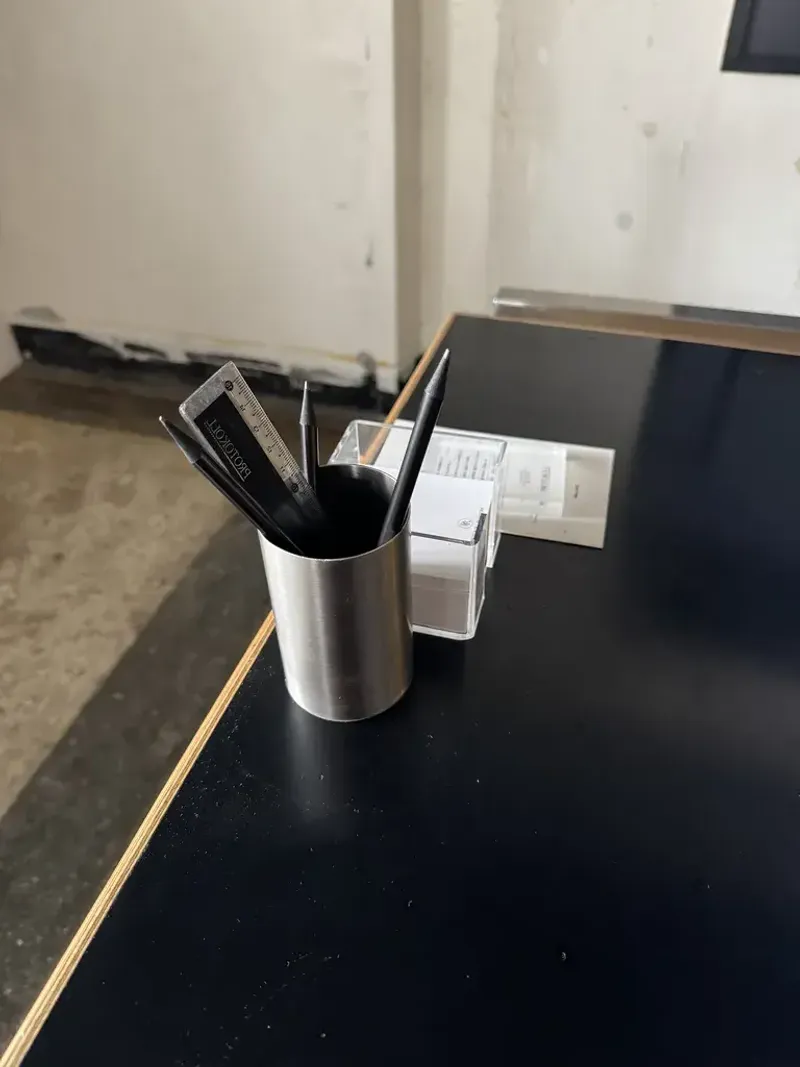 테이블 위에 놓인 프로토콜 로고 연필과 메모지 클로즈업