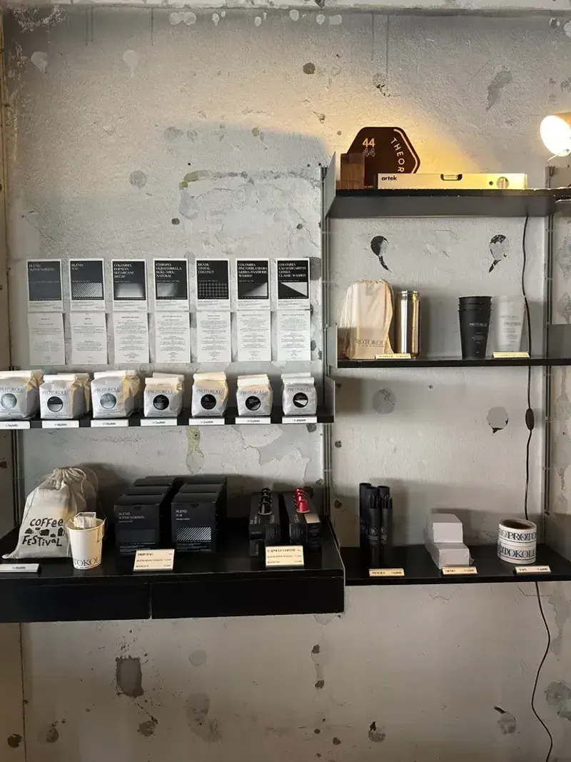 진열된 프로토콜 원두 및 관련 상품들