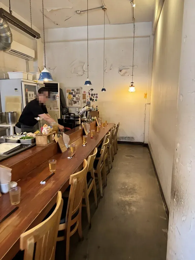 좌석으로 들어가는 모습