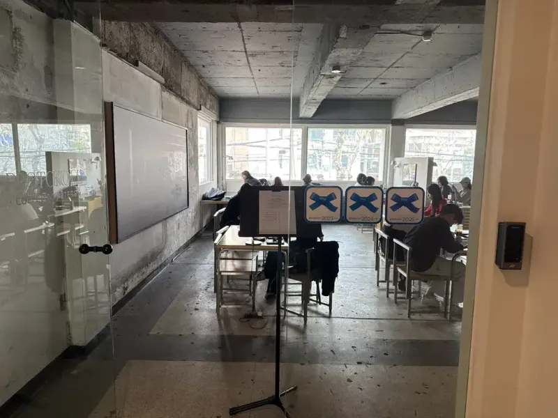 밤에 본 프로토콜 카페 입구 모습