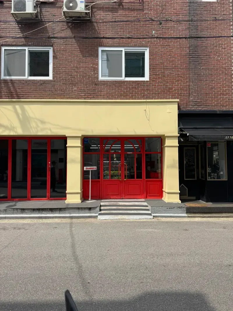 연남동 골목길에서 본 스트로베리 32 전경