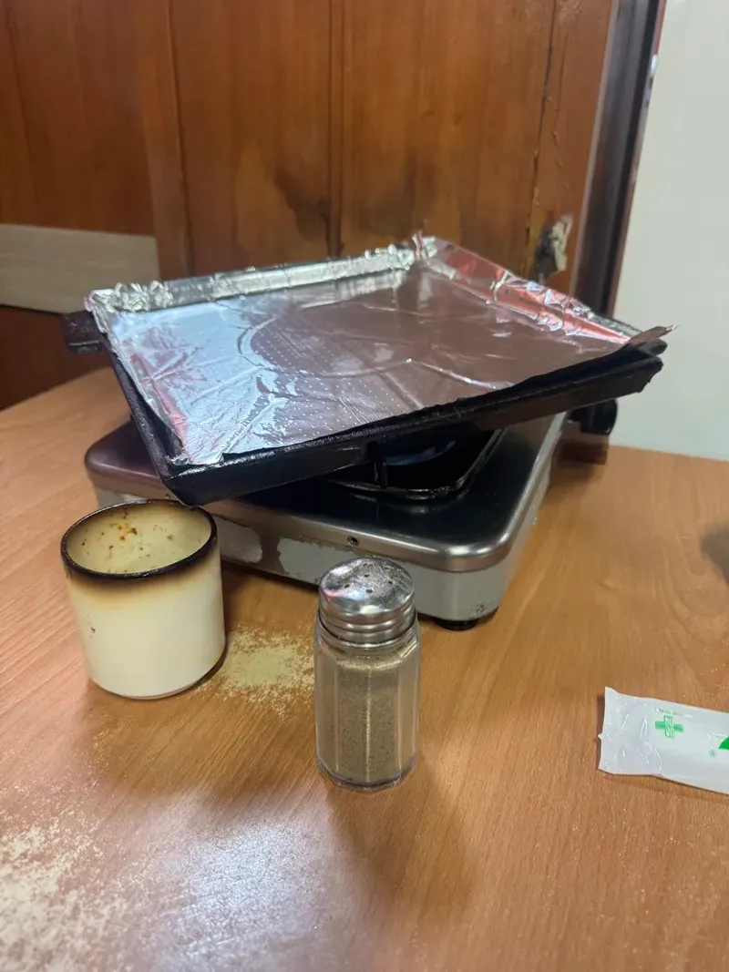 테이블에서 구워지는 냉동 삼겹살