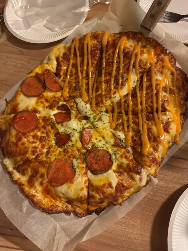 페퍼로니의 짭짤함과 치즈 피자의 순수한 고소함이 어우러져 맥주를 끊임없이 부릅니다.