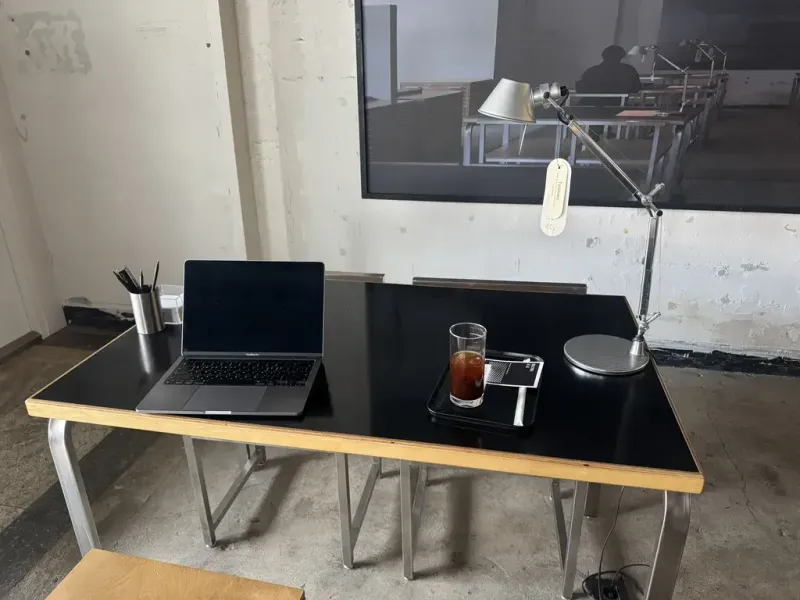 프로토콜 카페 내부 전체적인 분위기와 좌석 배치를 보여주는 넓은 화각의 사진