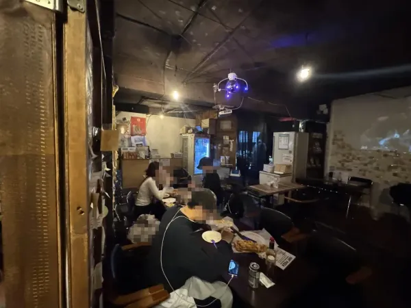 간판은 소박하지만, 어둠 속에서 빛나는 네온사인이 이곳이 평범한 피자 가게가 아님을 암시하죠.