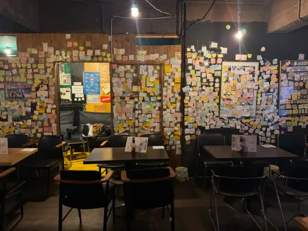 계단 입구에는 영업시간 안내와 함께, 의외의 귀여움을 선사하는 포토존이 마련되어 있습니다.