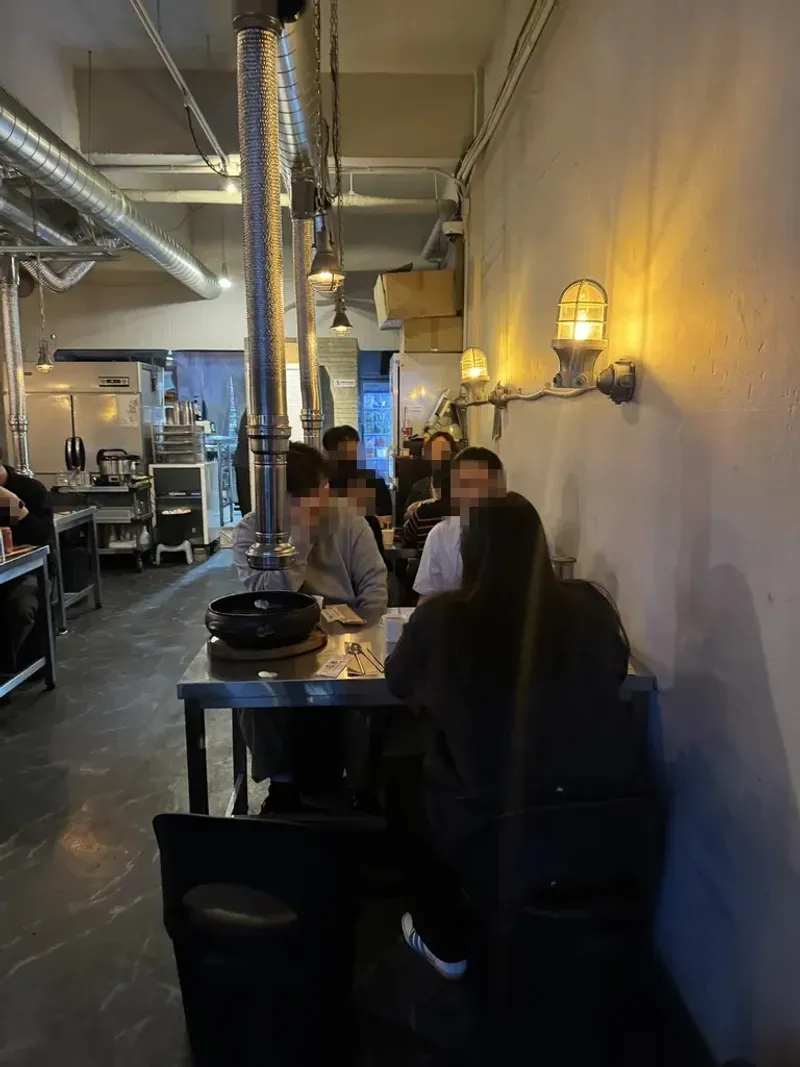 신촌 창돈 입구 문에서 바라본 내부 테이블과 손님들