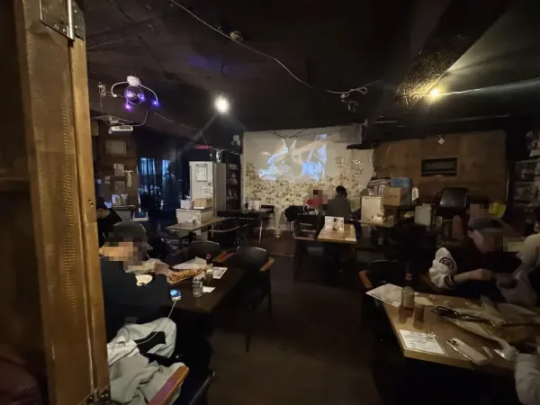 귓가를 때리는 90년대 브릿팝과 록 음악은 이곳의 정체성을 완성하는 중요한 요소. 볼륨이 상당하니 참고하세요.