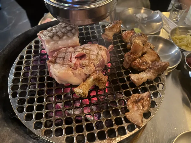 노릇하게 잘 구워진 신촌 창돈 꽃목살 클로즈업