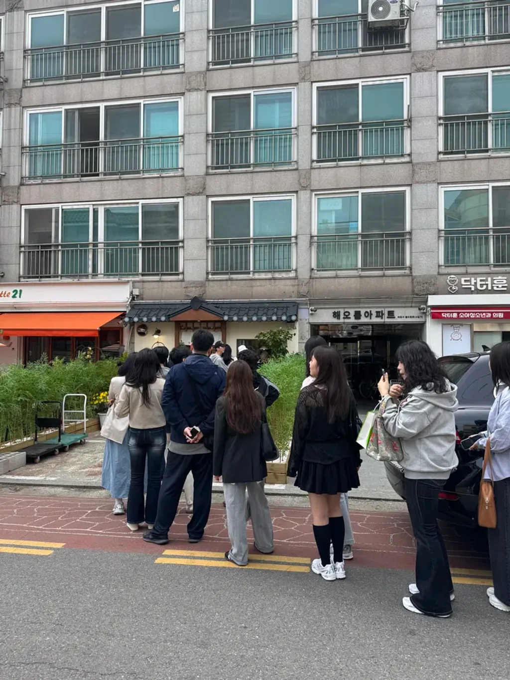 오픈런에 대기 중인 사람들