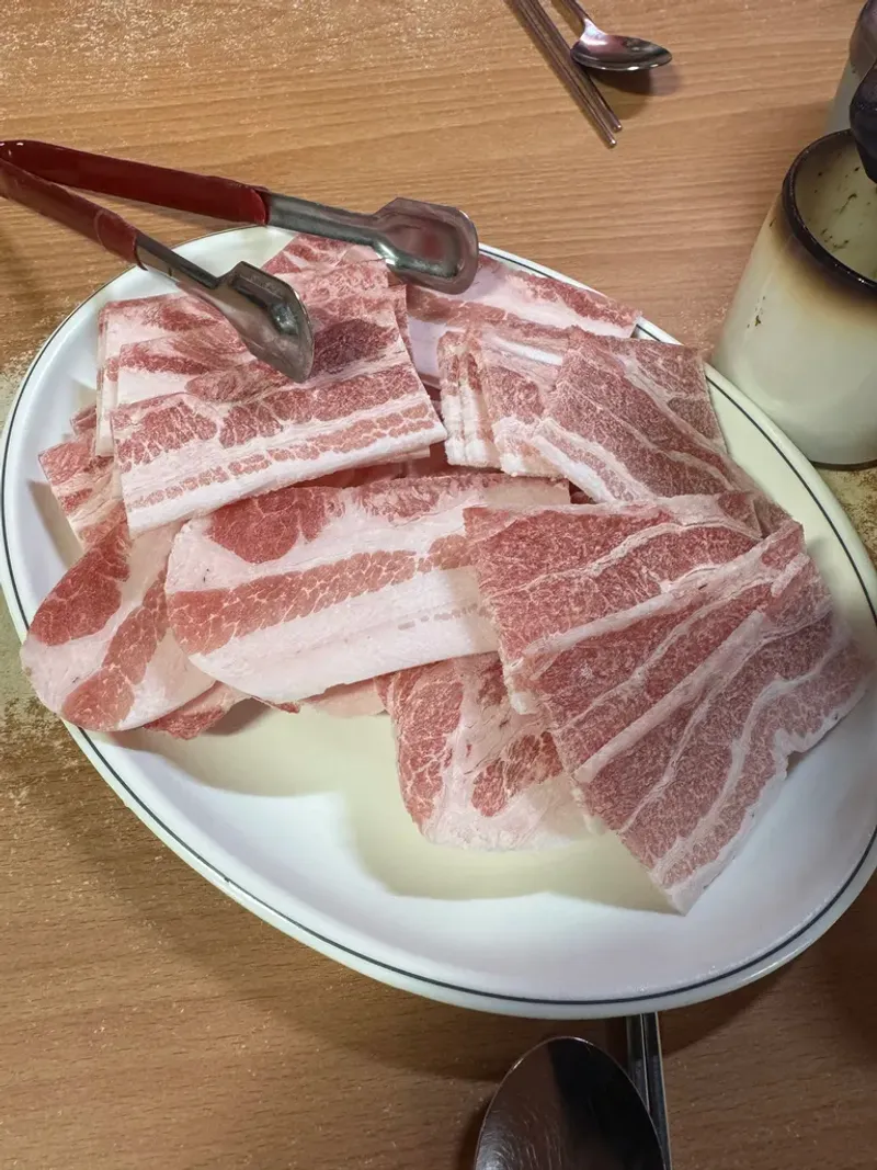 접시에 담긴 냉동 삼겹살