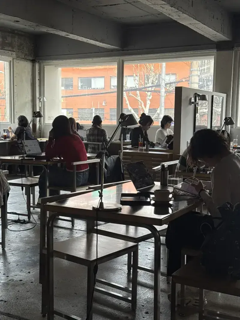 카페에서 작업 또는 공부에 집중하고 있는 사람들