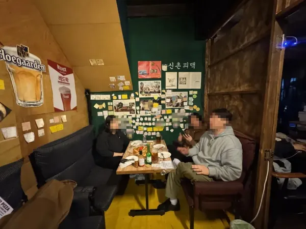 피자 종류는 단출하지만, '반반 피자'라는 강력한 선택지가 있죠. 대부분의 테이블이 이 메뉴를 선택합니다.