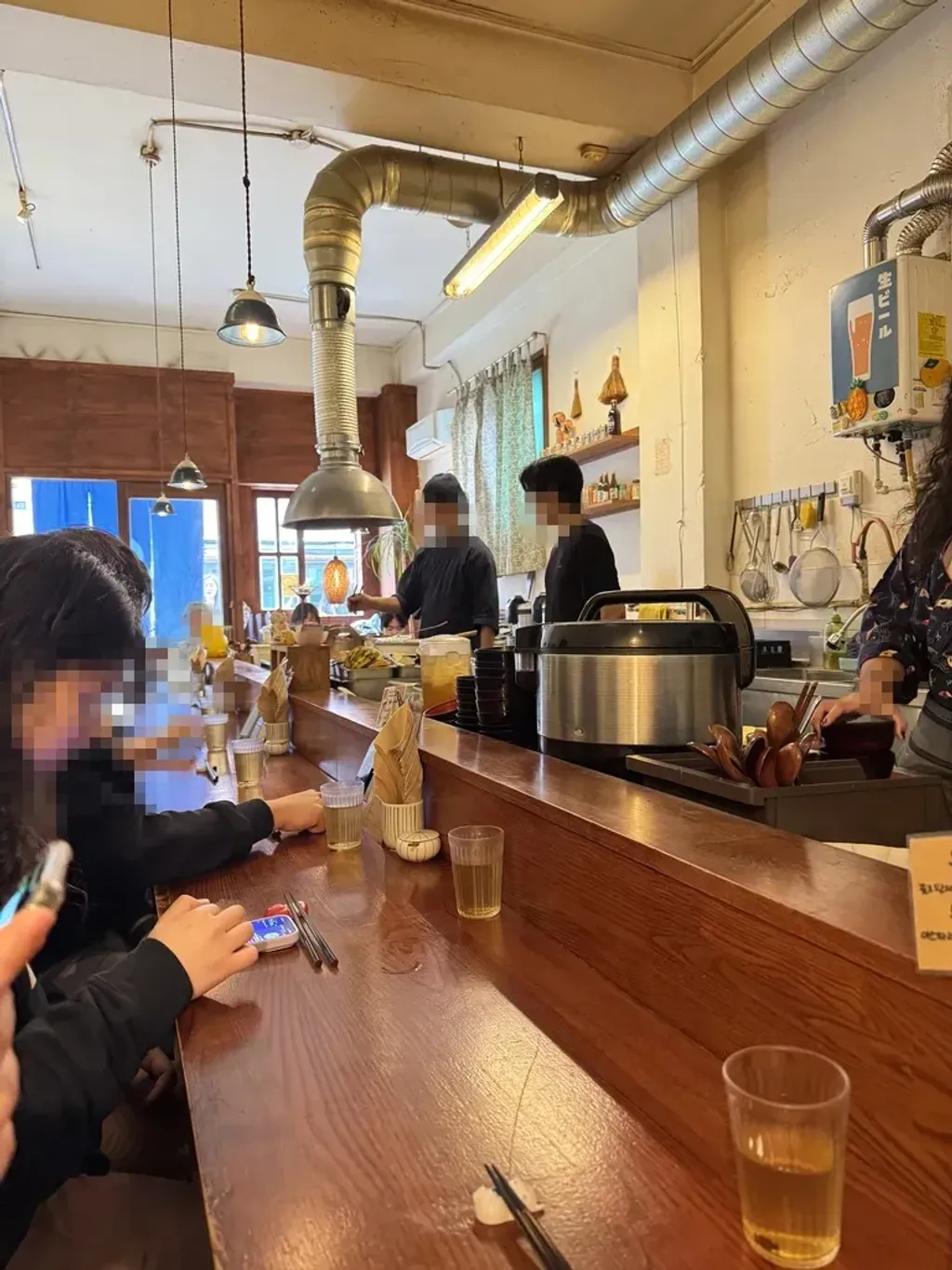 오픈 후 대기하는 사람들