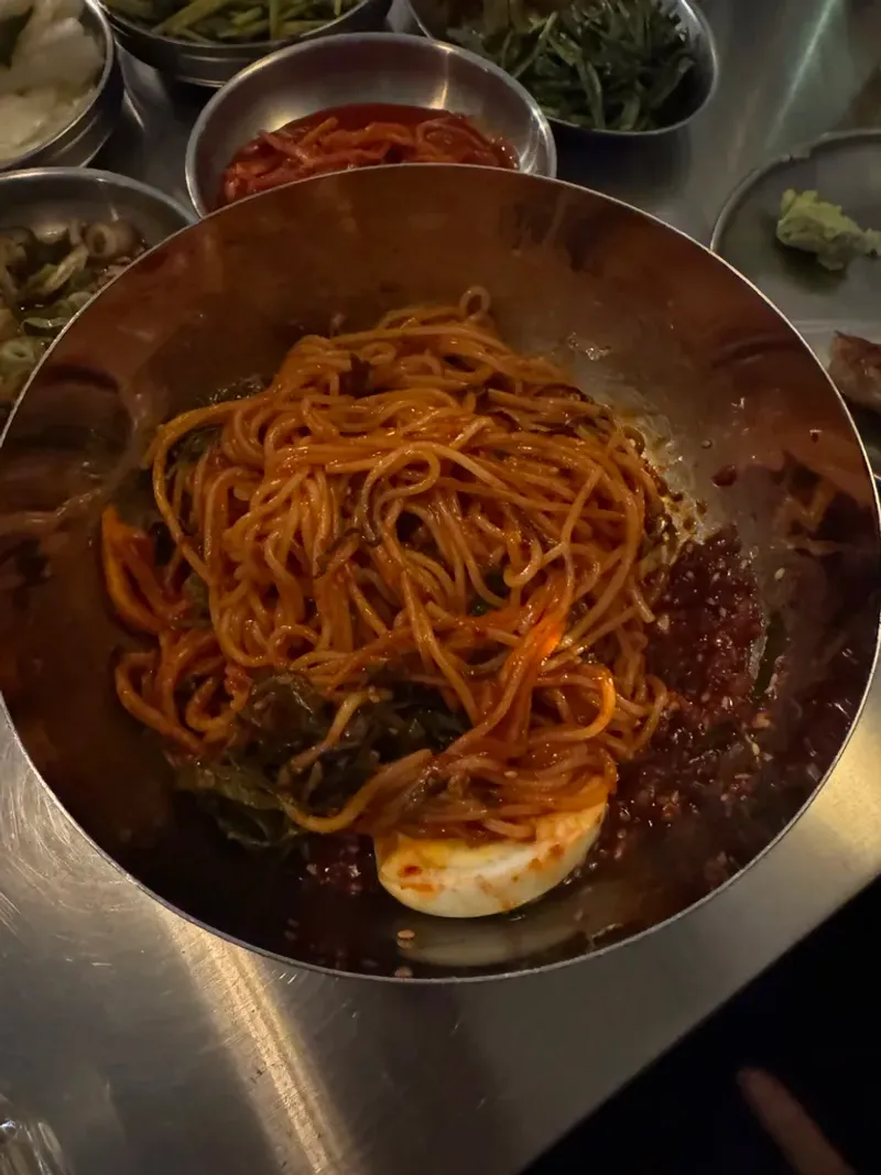 상큼하고 아삭한 신촌 창돈 무생채 비빔면