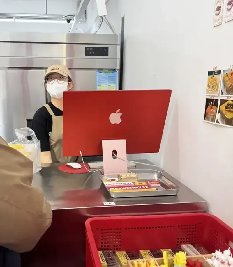 카운터 위 빨간색 맥북