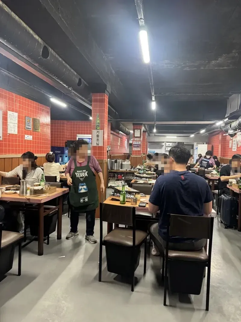 좁은 테이블 간격이 주는 정겨움