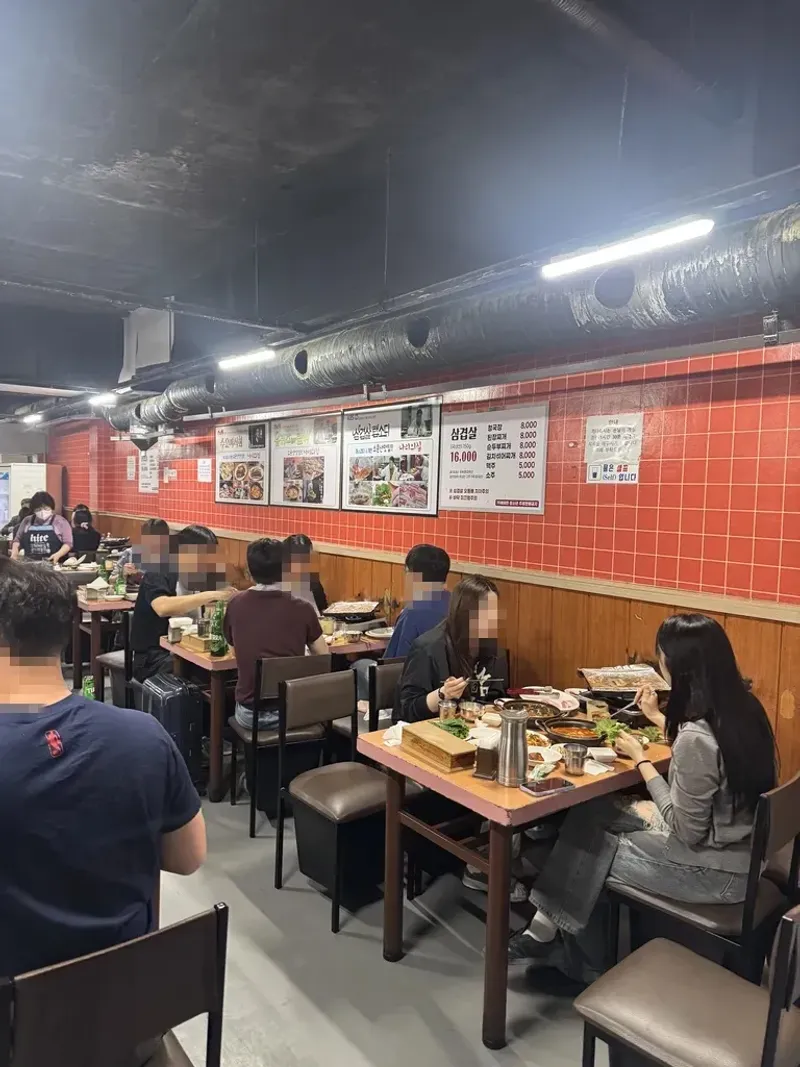 사람들의 왁자지껄한 대화 풍경