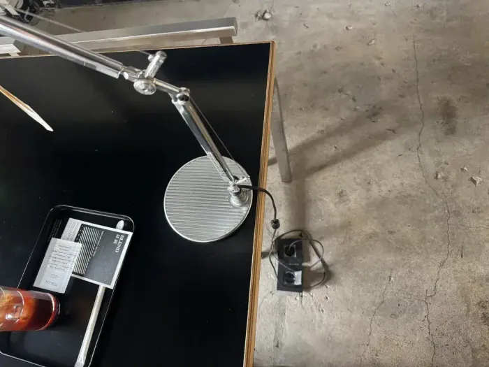 테이블 아래 또는 옆에 위치한 콘센트 클로즈업 사진