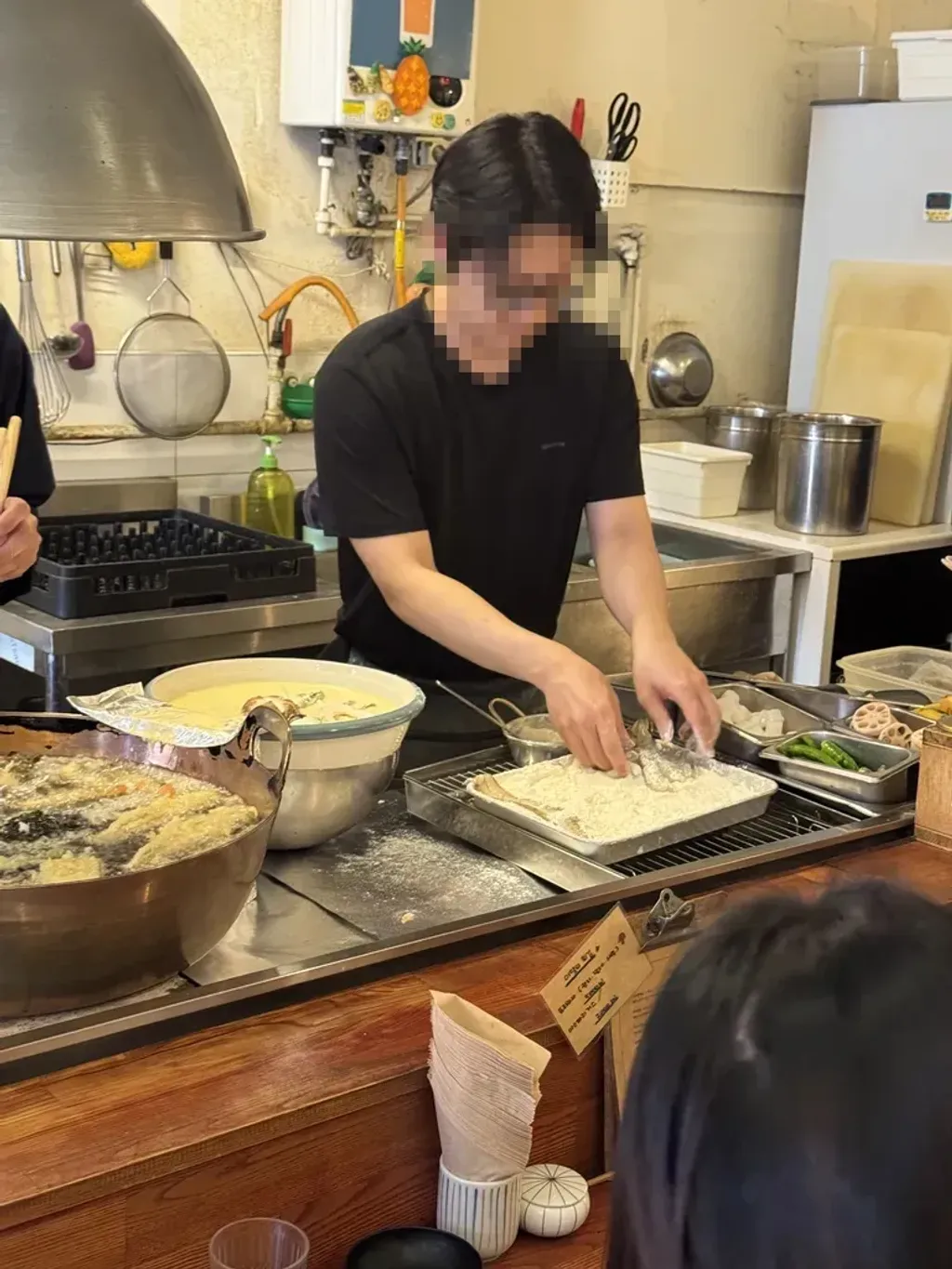 튀김 옷을 입히는 직원