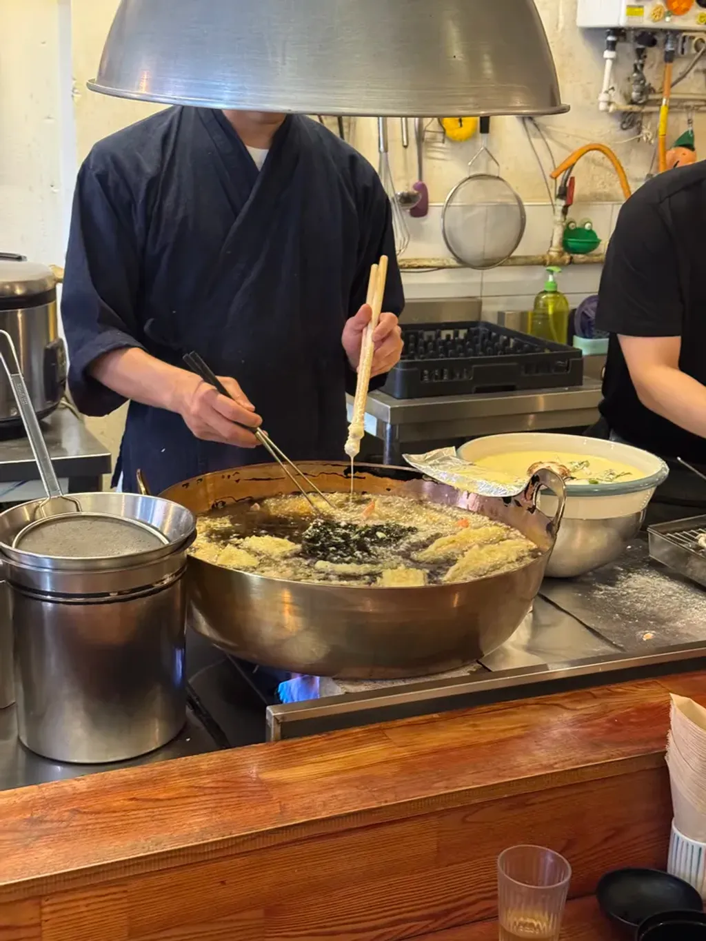 튀김을 튀기는 직원