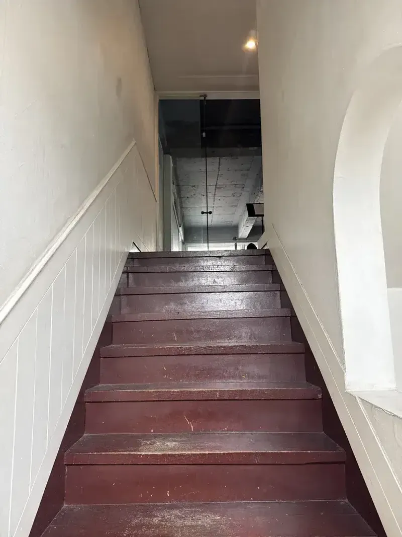 카페 내부로 이어지는 계단의 다른 각도