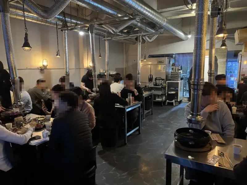 신촌 창돈 입구에서 바라본 매장 내부 전경과 활기찬 분위기