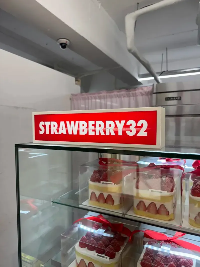 쇼케이스에 새겨진 로고